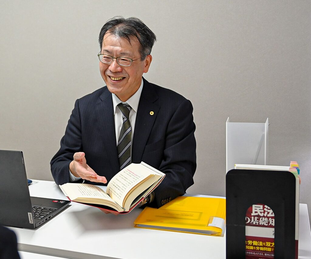 説明をする代表